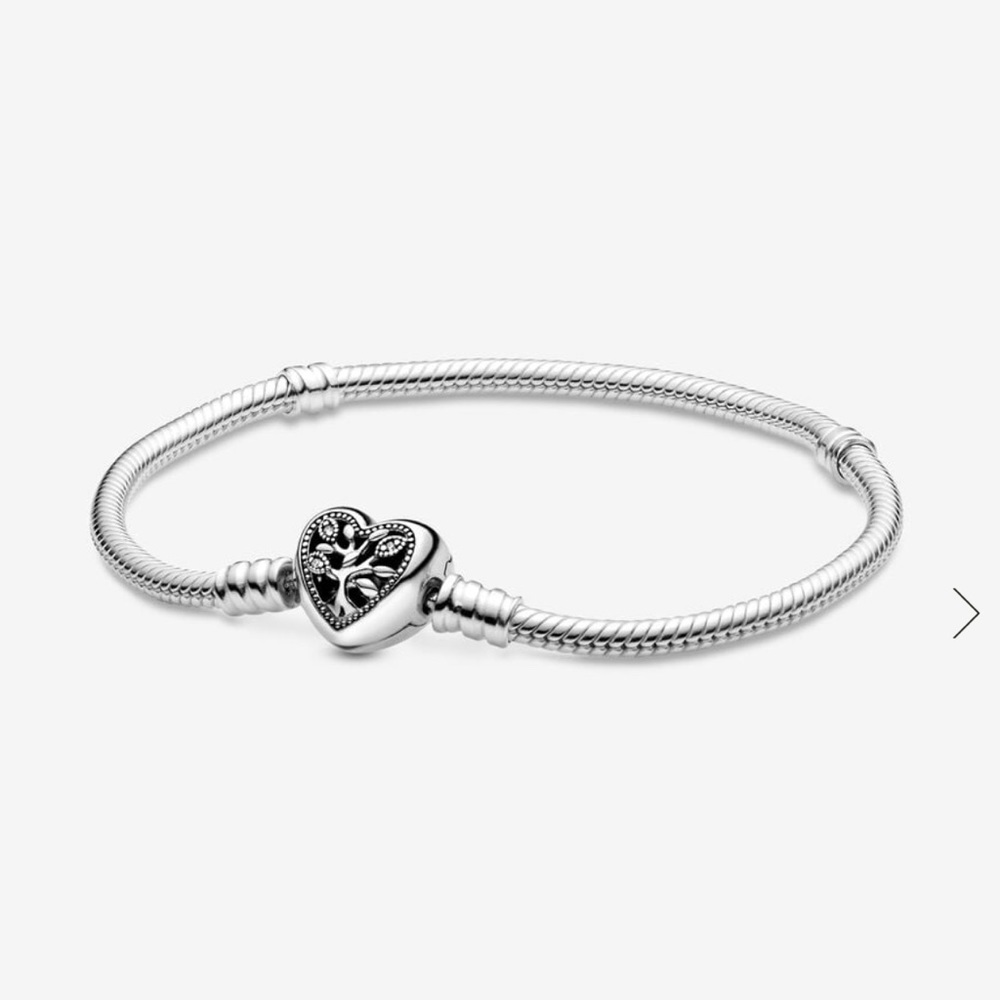 BEST SELLER
Pandora Moments Family Tree Heart Clasp Snake Chain Bracelet